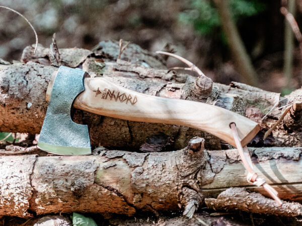 Njord Malin bijl - sfeerbeeld op hout