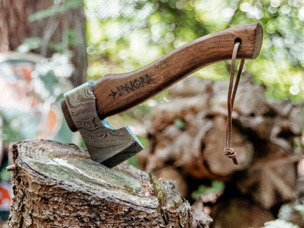 Njord Skade damast bijl - sfeerfoto in hout