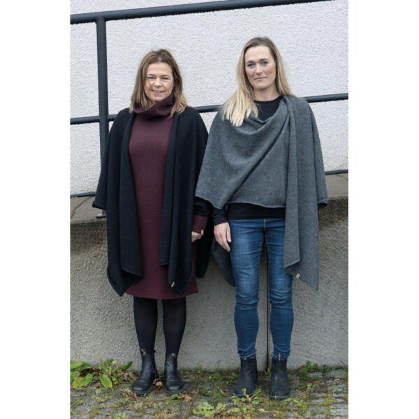 Modellen met de Nitta poncho van 100% wol